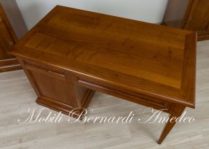 Scrivania in legno di noce stile classico aperta nello schienale e con cassettiera in un lato