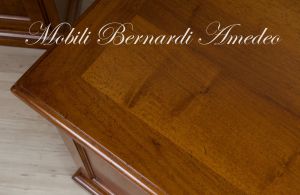 Scrivania in legno di noce stile classico aperta nello schienale e con cassettiera in un lato