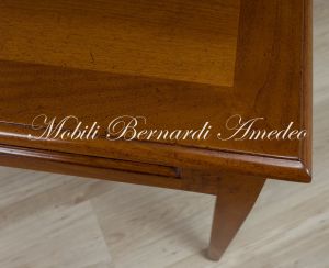 Scrivania in legno di noce stile classico aperta nello schienale e con cassettiera in un lato