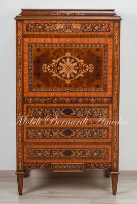 Cassettiera con ribalta riccamente intarsiata in stile neoclassico