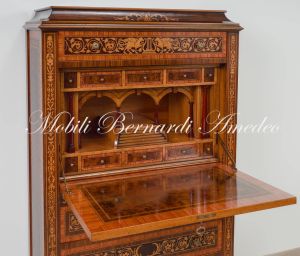 Cassettiera con ribalta riccamente intarsiata in stile neoclassico