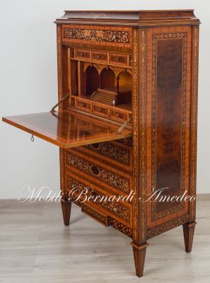 Cassettiera con ribalta riccamente intarsiata in stile neoclassico