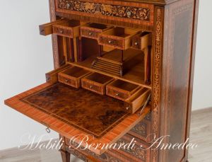 Cassettiera con ribalta riccamente intarsiata in stile neoclassico