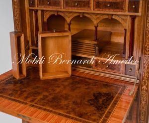 Cassettiera con ribalta riccamente intarsiata in stile neoclassico