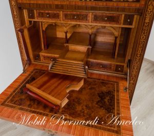 Cassettiera con ribalta riccamente intarsiata in stile neoclassico
