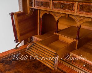 Cassettiera con ribalta riccamente intarsiata in stile neoclassico