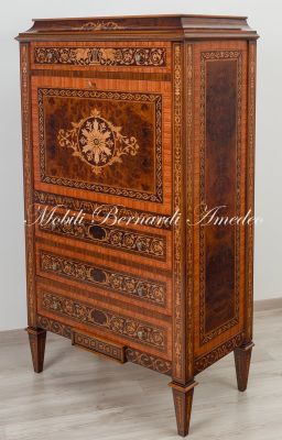 Cassettiera con ribalta riccamente intarsiata in stile neoclassico