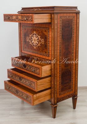 Cassettiera con ribalta riccamente intarsiata in stile neoclassico