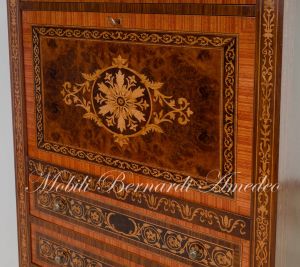 Cassettiera con ribalta riccamente intarsiata in stile neoclassico