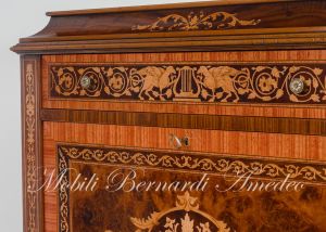 Cassettiera con ribalta riccamente intarsiata in stile neoclassico