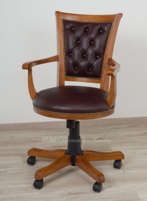 Poltrona girevole con ruote in stile classico con seduta e schienale imbottiti e rivestiti in vera pelle marrone anticato