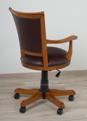 Poltrona girevole con ruote in stile classico con seduta e schienale imbottiti e rivestiti in vera pelle marrone anticato