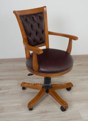 Poltrona girevole con ruote in stile classico con seduta e schienale imbottiti e rivestiti in vera pelle marrone anticato