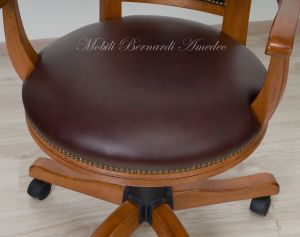 Poltrona girevole con ruote in stile classico con seduta e schienale imbottiti e rivestiti in vera pelle marrone anticato