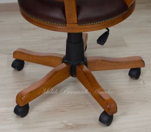 Poltrona girevole con ruote in stile classico con seduta e schienale imbottiti e rivestiti in vera pelle marrone anticato