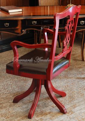 Classic style swivel armchair with lacquered wood structure and padded seat