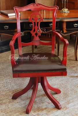 Classic style swivel armchair with lacquered wood structure and padded seat