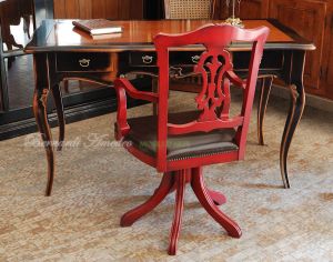 Classic style swivel armchair with lacquered wood structure and padded seat