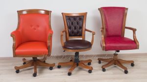 Poltrone girevoli stile classico fatte a mano in Italia con rivestimento in vera pelle