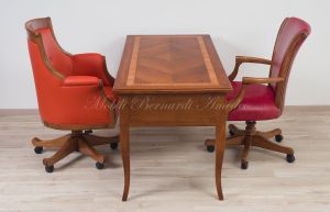 Poltrone girevoli stile classico fatte a mano in Italia con rivestimento in vera pelle