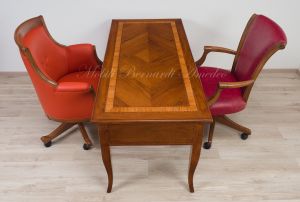 Poltrone girevoli stile classico fatte a mano in Italia con rivestimento in vera pelle
