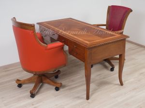 Poltrone girevoli stile classico fatte a mano in Italia con rivestimento in vera pelle