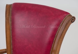 Poltrona girevole con rotelle stile classico seduta e schienale imbottiti vera pelle