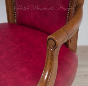 Poltrona girevole con rotelle stile classico seduta e schienale imbottiti vera pelle