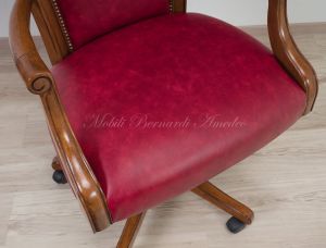 Poltrona girevole con rotelle stile classico seduta e schienale imbottiti vera pelle
