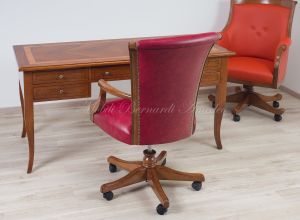 Poltrona girevole con rotelle stile classico seduta e schienale imbottiti vera pelle