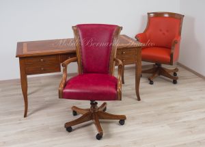 Poltrona girevole con rotelle stile classico seduta e schienale imbottiti vera pelle