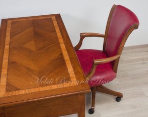 Poltrona girevole con rotelle stile classico seduta e schienale imbottiti vera pelle