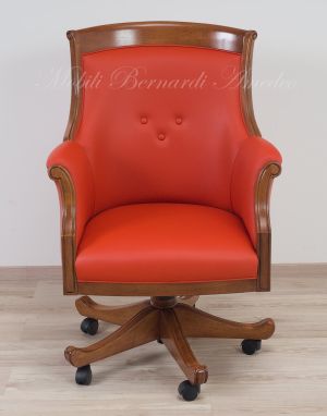 Poltrona girevole stile classico da studio con struttura in legno imbottita e rivestita vera pelle