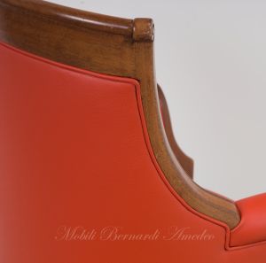 Poltrona girevole stile classico da studio con struttura in legno imbottita e rivestita vera pelle
