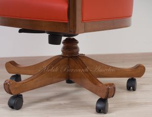 Poltrona girevole stile classico da studio con struttura in legno imbottita e rivestita vera pelle