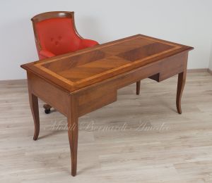 Poltrona girevole stile classico da studio con struttura in legno imbottita e rivestita vera pelle
