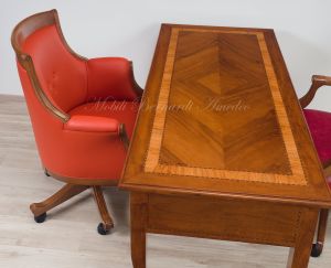 Poltrona girevole stile classico da studio con struttura in legno imbottita e rivestita vera pelle
