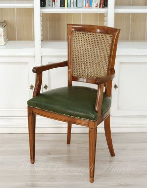 Sedia con braccioli con seduta imbottita e rivestita in vera pelle colore verde anticato