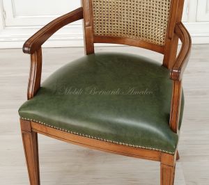 Sedia con braccioli con seduta imbottita e rivestita in vera pelle colore verde anticato