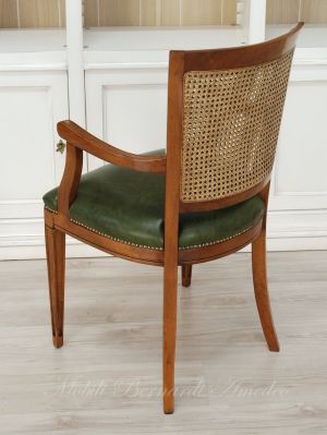 Sedia con braccioli con seduta imbottita e rivestita in vera pelle colore verde anticato