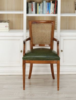 Sedia con braccioli con seduta imbottita e rivestita in vera pelle colore verde anticato