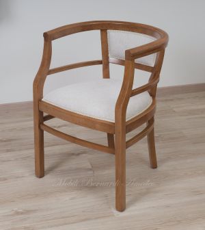 Poltroncina pozzetto stile Liberty con struttura in legno massello chiaro anticato e rivestita con tessuto