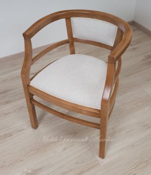 Poltroncina pozzetto stile Liberty con struttura in legno massello chiaro anticato e rivestita con tessuto