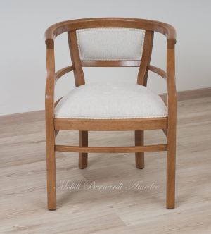 Poltroncina pozzetto stile Liberty con struttura in legno massello chiaro anticato e rivestita con tessuto