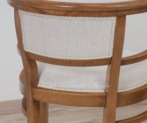 Poltroncina pozzetto stile Liberty con struttura in legno massello chiaro anticato e rivestita con tessuto
