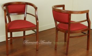 Poltroncina stile liberty tipo pozzetto in legno imbottita e rivestita con tessuto