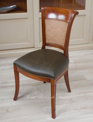 Sedia poltroncina in legno massello di ciliegio stile classico con seduta imbottita e rivestita in vera pelle
