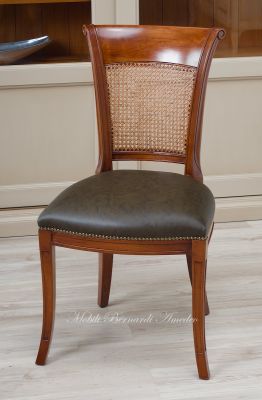 Sedia poltroncina in legno massello di ciliegio stile classico con seduta imbottita e rivestita in vera pelle