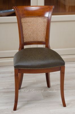 Sedia poltroncina in legno massello di ciliegio stile classico con seduta imbottita e rivestita in vera pelle