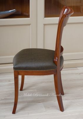 Sedia poltroncina in legno massello di ciliegio stile classico con seduta imbottita e rivestita in vera pelle